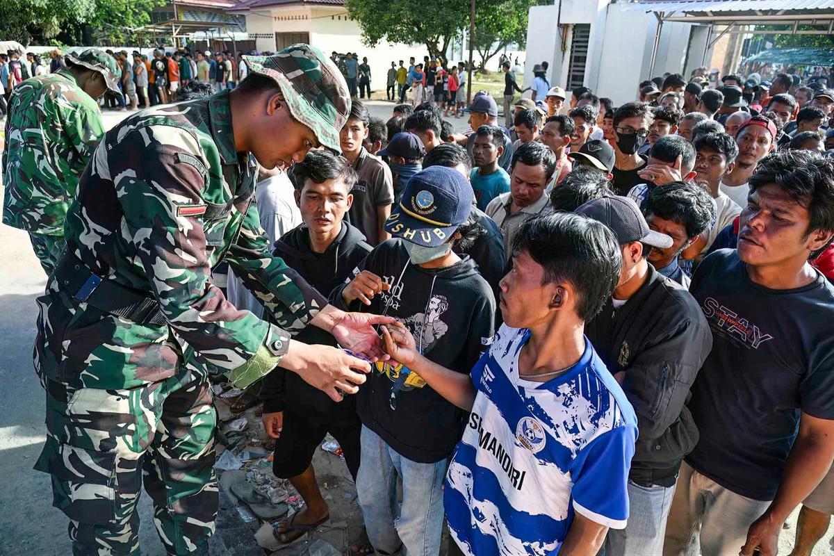 FOTO: Distribusi Beras Gratis untuk Warga Terdampak Bencana di Tapteng