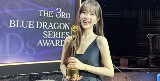 Park Bo Young hadir mengenakan gaun hitam model spaghetti strap. Rambutnya dibiarkan terurai dengan riasan wajah natural. [@boyoung0212_official]