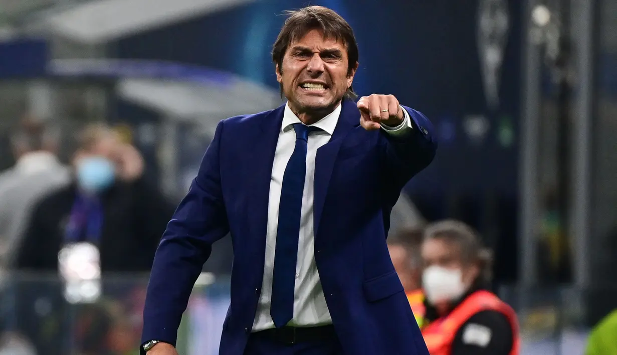 Tottenham Hotspur baru saja menunjuk pelatih baru menggantikan Nuno Espirito Santo, yaitu Antonio Conte. Hal tersebut merupakan periode kedua Conte bekerja di Liga Inggris. Pelatih asal Italia tersebut dikontrak hingga Juni 2023 dengan bayaran 15 juta pounds per tahun. (AFP/Miguel Medina)