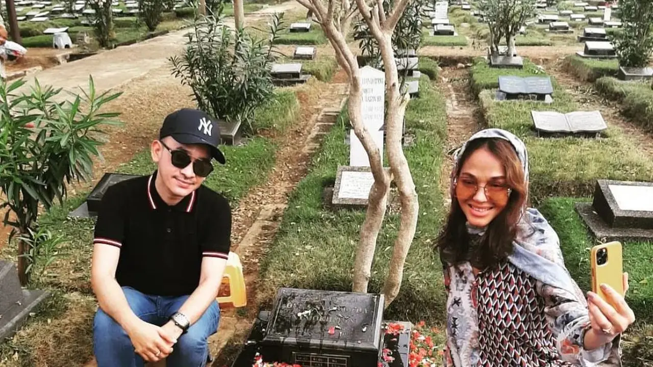 Bunda Corla dan Ruben Onsu nyekar makam Olga Syahputra. (Foto: Dok. Instagram @corla_2)