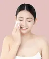 Ilustrasi seorang perempuan berkulit sehat dengan layering skincare yang pas. ©Chomnanchoffee/Depositphotos