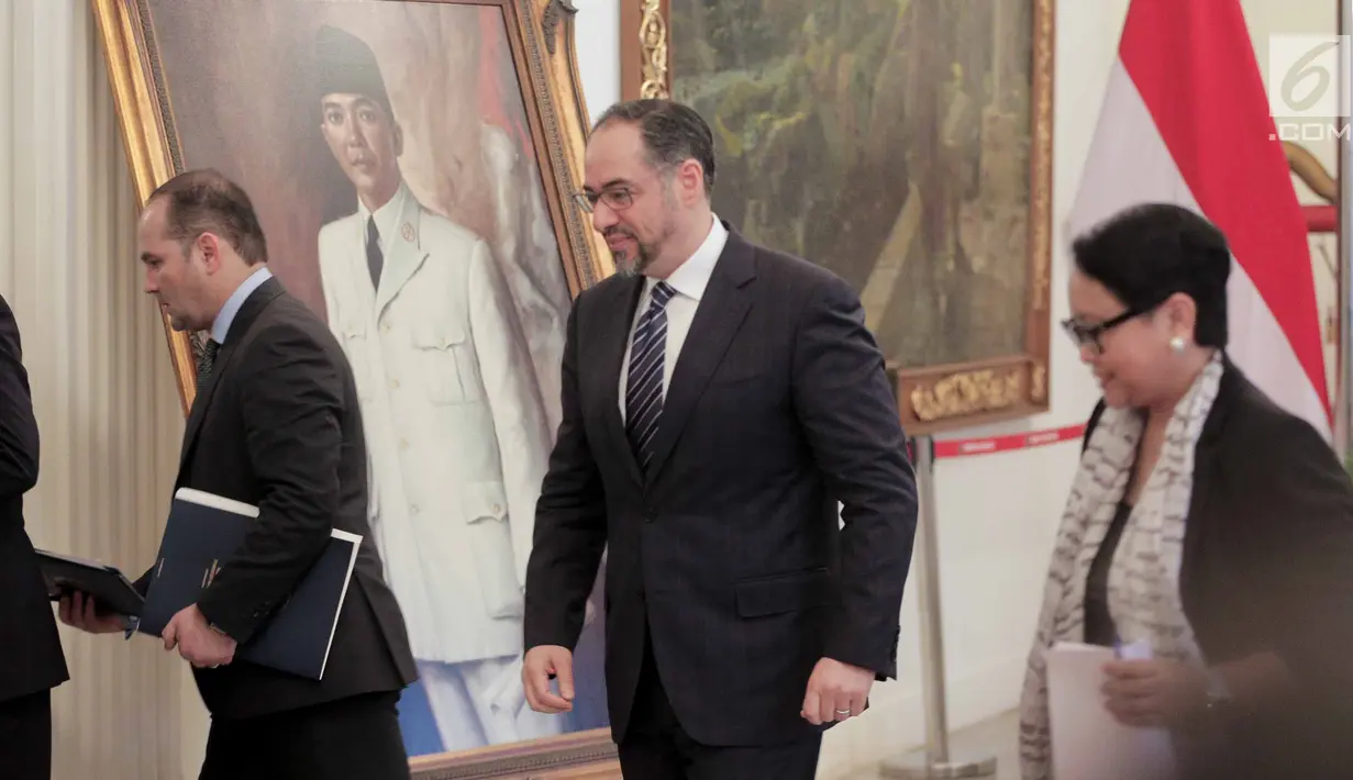 Menlu Retno Marsudi (kanan) bersama Menlu Afghanistan Salahuddin Rabbani usai pertemuan di Kantor Kemenlu, Jakarta, Jumat (15/3). Pertemuan membahas dukungan Indonesia atas proses perdamaian di Afghanistan. (Liputan6.com/Faizal Fanani)