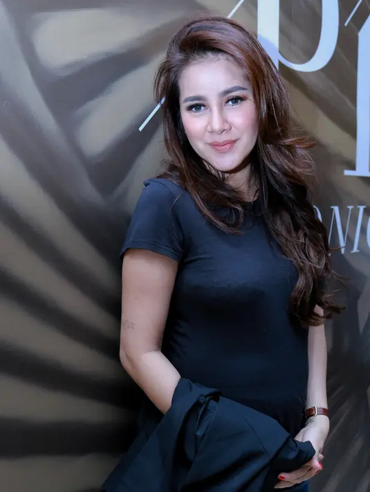 Dikehamilannya kali ini, pemeran sinetron Ganteng Ganteng Serigala itu mengaku tidak ada pesan khusus dari sang suami. Pesannya menjaga kondisinya terutama soal pekerjaan. (Adrian Putra/Bintang.com)