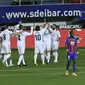 Luka Modric dari Real Madrid mencetak gol dalam pertandingan sepak bola La Liga Spanyol antara Eibar dan Real Madrid, di stadion Ipurua, di Eibar, Spanyol utara, Minggu, 20 Desember 2020. (Foto AP / Alvaro Barrientos )