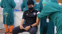 Septian David Maulana ketika disuntik vaksin COVID-19. (Dok PSIS Semarang)