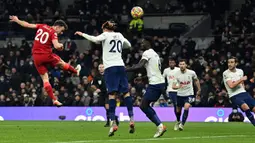 The Reds meningkatkan intensitas serangan untuk menyamakan kedudukan. Hasilnya, Diogo Jota (kiri) yang bebas di dalam kotak penalti, mampu menanduk bola umpan silang dari Robertson menjadi gol. Skor berubah menjadi 1-1 dan bertahan hingga turun minum. (AFP/Justin Tallis)