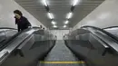 Penumpang menaiki eskalator pada pembukaan Stasiun Metro Maelbeek di Brussels, Ibu Kota Belgia, Senin (25/4). Stasiun tersebut akhirnya dibuka kembali setelah serangan bom 22 Maret 2016 yang menewaskan 35 orang dan melukai ratusan lainnya. (JOHN Thys/AFP)
