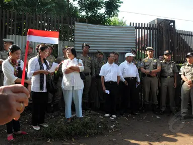 Jemaat GKI Yasmin Bogor gagal melakukan ibadah di Gereja Kristen Indonesia, Bogor (25/12/2014). (Liputan6.com/Herman Zakharia)