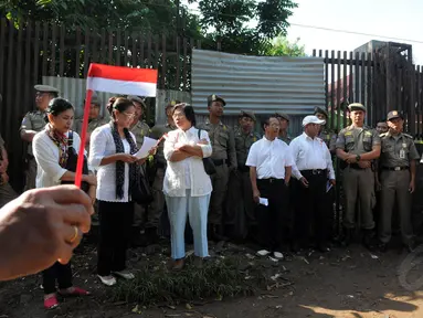 Jemaat GKI Yasmin Bogor gagal melakukan ibadah di Gereja Kristen Indonesia, Bogor (25/12/2014). (Liputan6.com/Herman Zakharia)