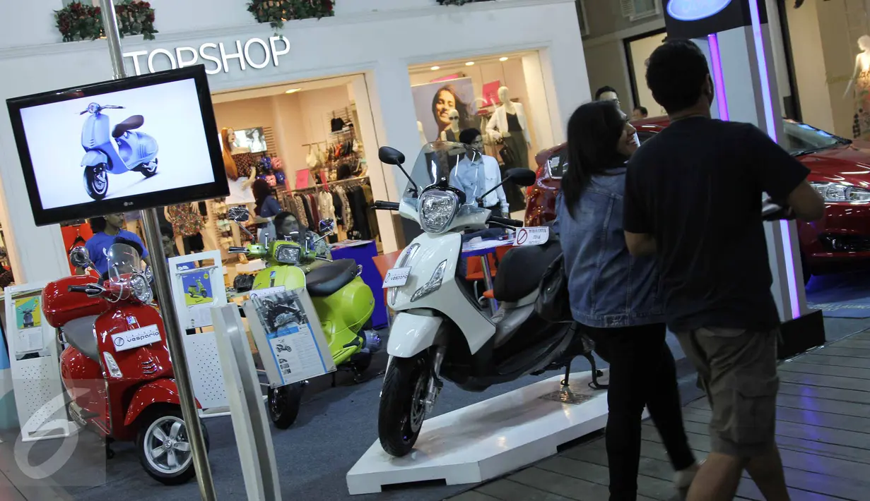 Pengunjung berjalan di depan pameran kendaraan di salah satu pusat perbelanjaan di Bandung, Sabtu (27/6/2015). Bank Indonesia (BI) telah menerbitkan aturan pelonggaran uang muka/DP untuk kredit kepemilikan kendaraan bermotor. (Liputan6.com/Helmi Afandi)