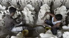 Para perajin menyelesaikan pembuatan patung Dewa Ganesha di sebuah bengkel di pinggiran Hyderabad, India, Senin (29/6/2020). Patung Dewa Ganesha banyak ditemukan di berbagai penjuru India termasuk Nepal, Tibet, dan Asia Tenggara. (NOAH SEELAM/AFP)