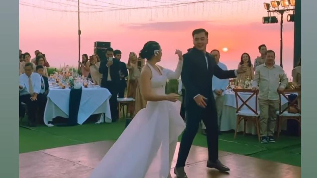 Potret kebahagiaan Gritte Agatha dengan Arif Hidayat. Hubungan asmara selama 11 tahun yang dijalani Gritte Agatha dengan Arif Hidayat akhirnya disatukan dalam janji pernikahan.&nbsp;