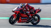 Front ride-height device merupakan piranti teranyar yang dipasang Ducati di MotoGP 2022. Perangkat ini berfungsi untuk mendapatkan kecepatan maksimal saat motor keluar dari tikungan dengan cara menurunkan ketinggian bagian depan untuk mencegah roda depan terangkat. (AFP/Jose Jordan)