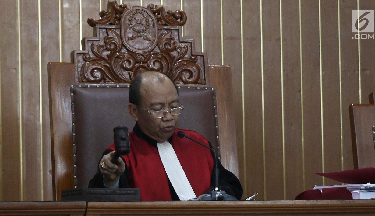 Hakim tunggal Riyadi Sunindyo saat membuka sidang praperadilan Gubernur Aceh nonaktif Irwandi Yusuf di PN Jakarta Selatan, Rabu (24/10). Riyadi menolak permohonan praperadilan Irwandi Yusuf. (Liputan6.com/Herman Zakharia)