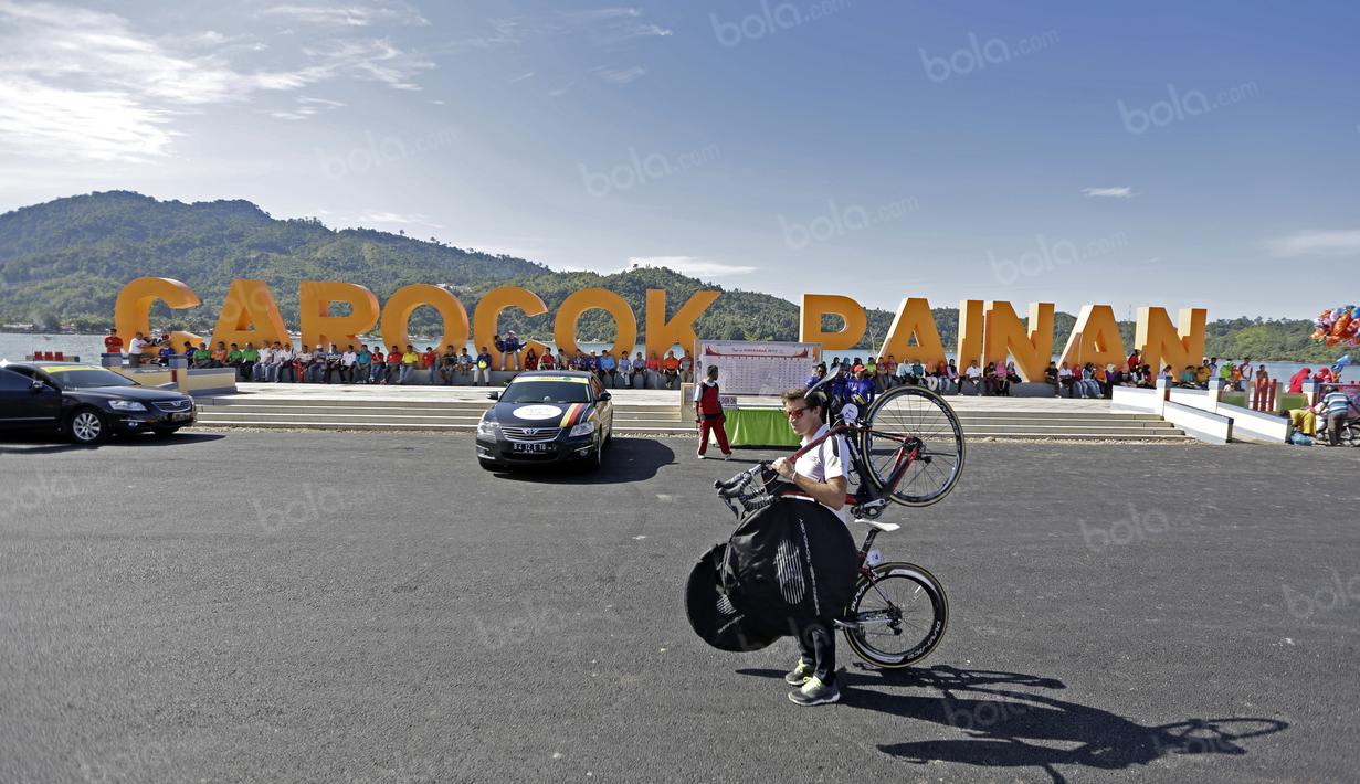 Official mempersiapkan sepeda sebelum balapan Tour de Singkarak 2016 di Pantai Carocok - Painan, Sumatera Barat, (10/8/2016). (Bola.com/Nicklas Hanoatubun)