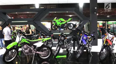 Sejumlah sepeda motor dipajang saat pameran Jakarta Fair 2018 di JIExpo Kemayoran, Jakarta, Rabu (23/5). Jakarta Fair 2018 adalah ajang arena pameran dan hiburan terbesar se-Asia Tenggara. (Liputan6.com/Immanuel Antonius)