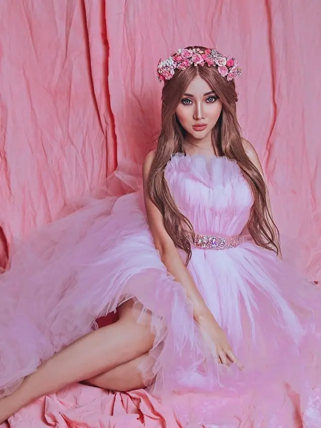 Gaya Lucinta Luna Pemotretan Bertema Barbie (sumber: instagram/lucintaluna)