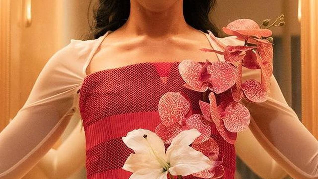 Penampilan Yura kali ini terbilang cukup baru dan fresh. Jika biasanya ia menggunakan hiasan kepala di sisi kanan dan kiri, kali ini hiasan rambut berada di tengah kepala.