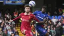 Pemain Liverpool, Conor Bradley (kiri) berebut bola dengan pemain Chelsea, Noni Madueke dalam laga lanjutan Liga Inggris 2024/2025 di Stamford Bridge, London, Inggris, Minggu (04/05/2025) waktu setempat. (AP Photo/Kin Cheung)