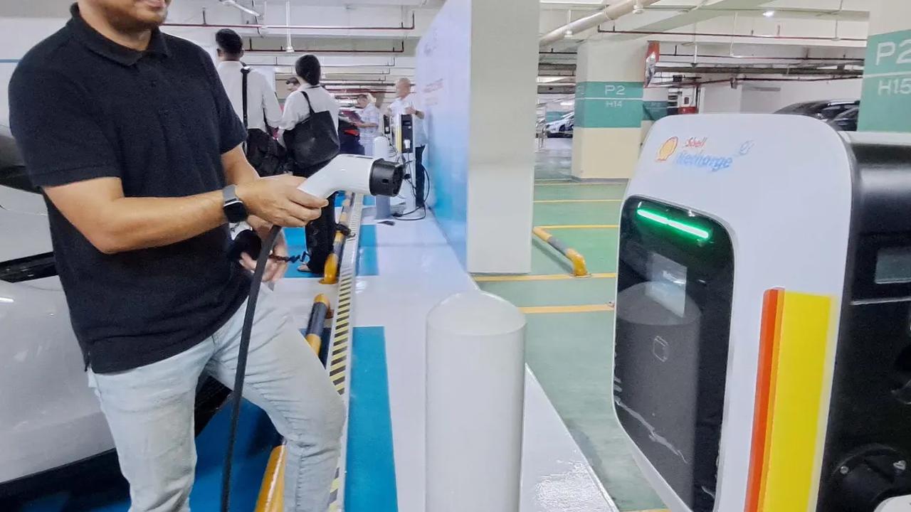 Tapi benarkah tarif isi daya Wuling Air ev Rp 85.000 dapat 10 persen saja atau sekitar 25 km di SPBU Shell? <br><br>Redaksi <i>merdeka.com</i> mencari faktanya biar tidak salah kaprah.