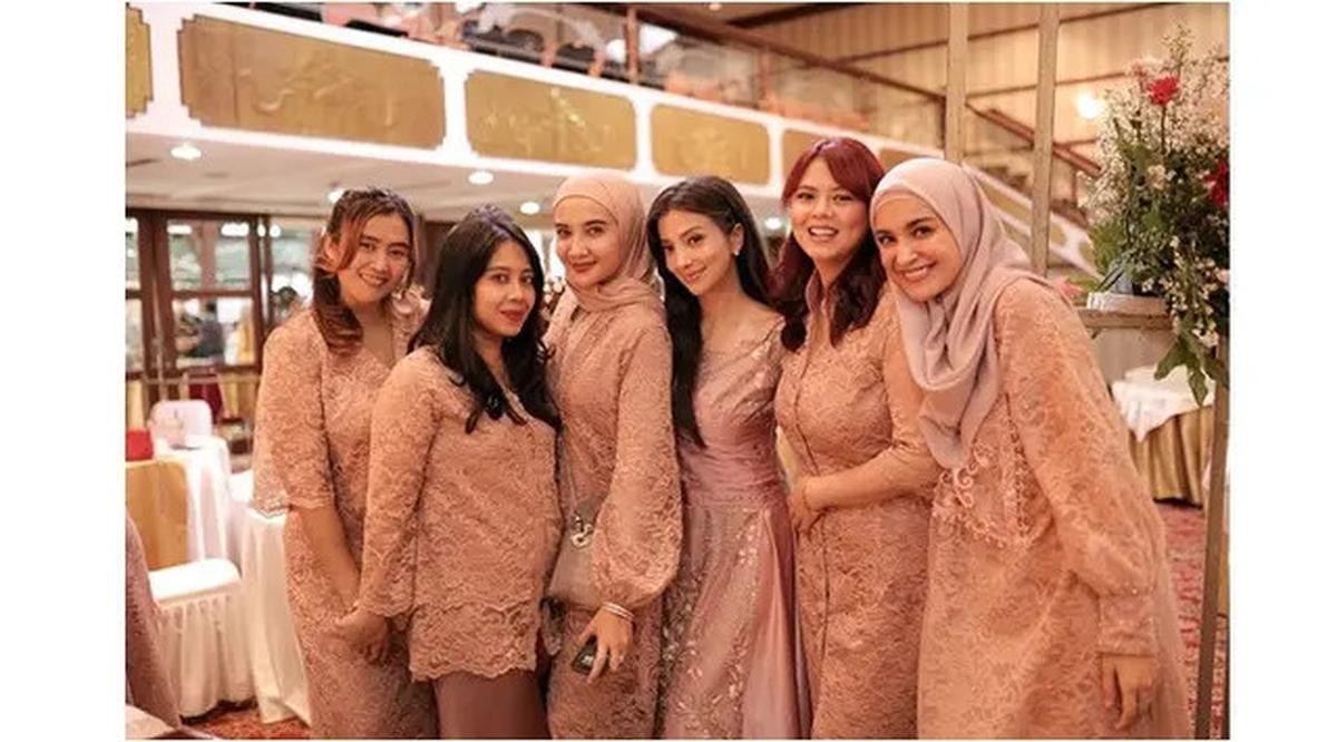6 Potret Zaskia dan Shireen Sungkar KondanganBareng, Kompak dengan Keluarga Besar