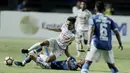 Gelandang Persib Bandung, Oh In-Kyun, merebut bola dari gelandang Arema FC, Hendro Siswanto, pada laga persahabatan di Stadion GBLA, Bandung, Minggu (18/3/2018). Persib menang 2-1 atas Arema FC. (Bola.com/M Iqbal Ichsan)