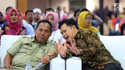 Manager Hubungan Daerah & CSR PT HM Sampoerna Tbk, Arief Triastika (kanan) berbincang dengan Didik Djoenaedi disela-sela seminar bertajuk “How to Sustain in Disruptive Era di Jakarta, Selasa (18/12). (Liputan6.com/HO/Ading)