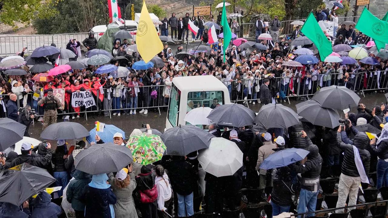 FOTO: Disambut Ribuan Warga, Paus Leo XIV Mulai Misi Perdamaian di Lebanon