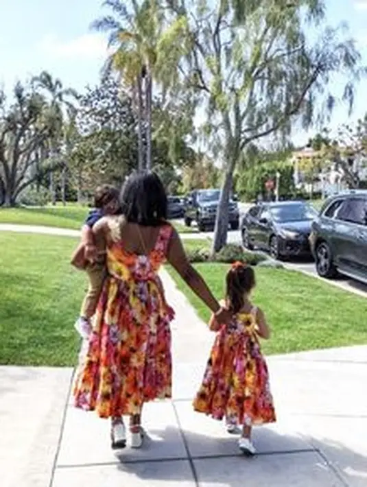Mindy Kaling terlihat menyiapkan outfit matching dengan putrinya yang memakai dress floral warna cerah (Foto: Instagram @mindykaling)