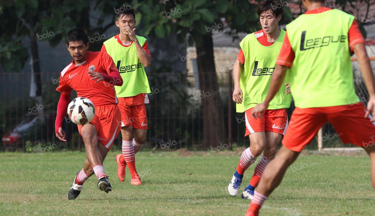 Bambang Pamungkas memberikan umpan pada sesi latihan bersama Persija Jakarta di Lapangan Villa 2000, Pamulang, Tangerang Selatan, Senin (25/4/2016). (Bola.com/Nicklas Hanoatubun)