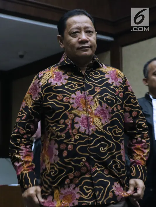 Mantan Bupati Kepulauan Sula Maluku Utara, Ahmad Hidayat Mus usai menjalani sidang dakwaan di Pengadilan Tipikor, Jakarta, (22/11). Ahmad Hidayat Mus tersangka dugaan pengadaan fiktif pembebasan lahan Bandara Bobong. (Liputan6.com/Helmi Fithriansyah)