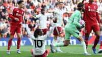 Gelandang Arsenal asal Inggris #10, Eberechi Eze (2L), mengajukan banding setelah terjatuh dalam pertandingan&nbsp;Premier League&nbsp;antara Liverpool dan Arsenal di Anfield, Liverpool, Inggris barat laut, pada 31 Agustus 2025. (Darren Staples/AFP)