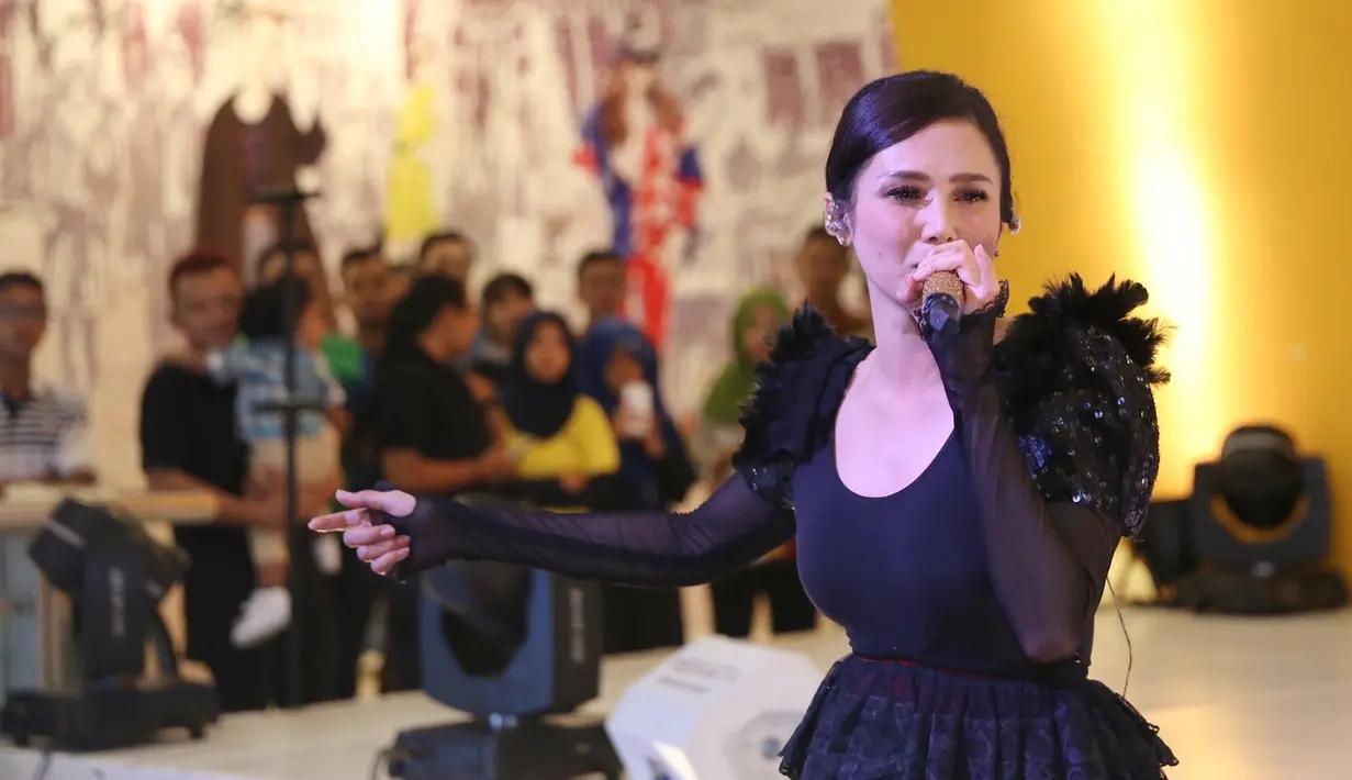 Dengan album barunya ini, 99 Volume 2 Patience, Mulan Jameela mengaku sebagai pembuktian agar tidak selalu bergantung pada suaminya yang selama ini dikenal musisi senior. (Nurwahyunan/Bintang.com)