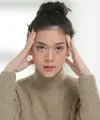 Potret ini diunggah oleh Mieke Amalia. Putrinya Kayra Miendra tampil memesona dalam balutan turtleneck sweater berwarna cokelat dan riasan wajah natural bernuansa cokelat muda yang hangat. Gaya rambutnya yang messy diikat ke atas menambah kesan dewasa pada penampilannya. Foto: Instagram.