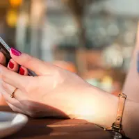 Dengan media sosial, cari informasi soal gebetan lebih mudah dilakukan. (Foto: pexels.com)