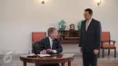 Presiden Finlandia Sauli Vainamo Niinisto (kiri) berbincang dengan Gubernur DKI Basuki Tjahaja Purnama sebelum mengisi buku tamu di Balai Kota DKI Jakarta, Rabu (4/11). Pertemuan keduanya membahas peluang kerjasama. (Liputan6.com/Faizal Fanani)