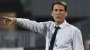 Rudi Garcia. Usai meninggalkan Olympique Lyon pada akhir musim 2020/2021, pelatih berusia 57 tahun ini hingga kini juga masih menganggur. Ia sempat membawa Lyon melaju hingga babak semifinal Liga Champions 2019/2020 sebelum ditaklukkan Bayern Munchen yang akhirnya menjadi juara. (AFP/Pascal Guyot)