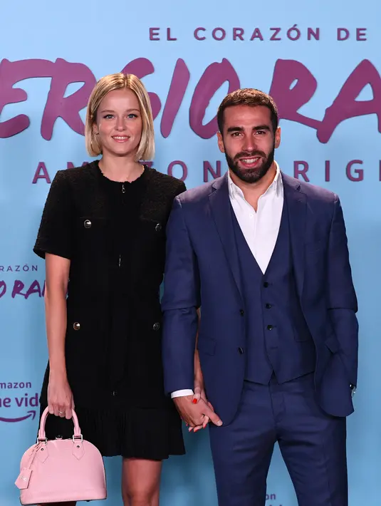 Bek Real Madrid, Dani Carvajal bersama pacarnya Daphne Canizares berpose menghadiri pemutaran perdana film dokumenter otobiografi bek Real Madrid Sergio Ramos "El Corazon de Sergio Ramos" (hati Sergio Ramos) di Madrid, Spanyol (10/9/2019). (AFP Photo/Gabriel Bouys)