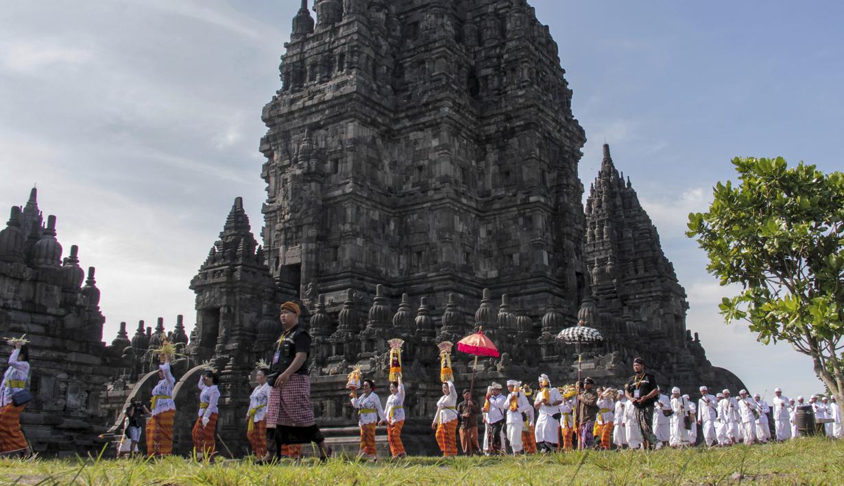 <p>Prosesi Tawur Agung Kesanga diikuti ribuan Umat Hindu dari DI Yogyakarta dan Jawa Tengah. Tawur Agung (Kesanga) dilaksanakan sehari menjelang Nyepi yang jatuh tepat pada Tilem Sasih Sesanga. (AP Photo/Slamet Riyad)</p>