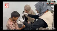 Relawan Mer-C membantu penyembuhan pasien (dok. Santi Rahayu)