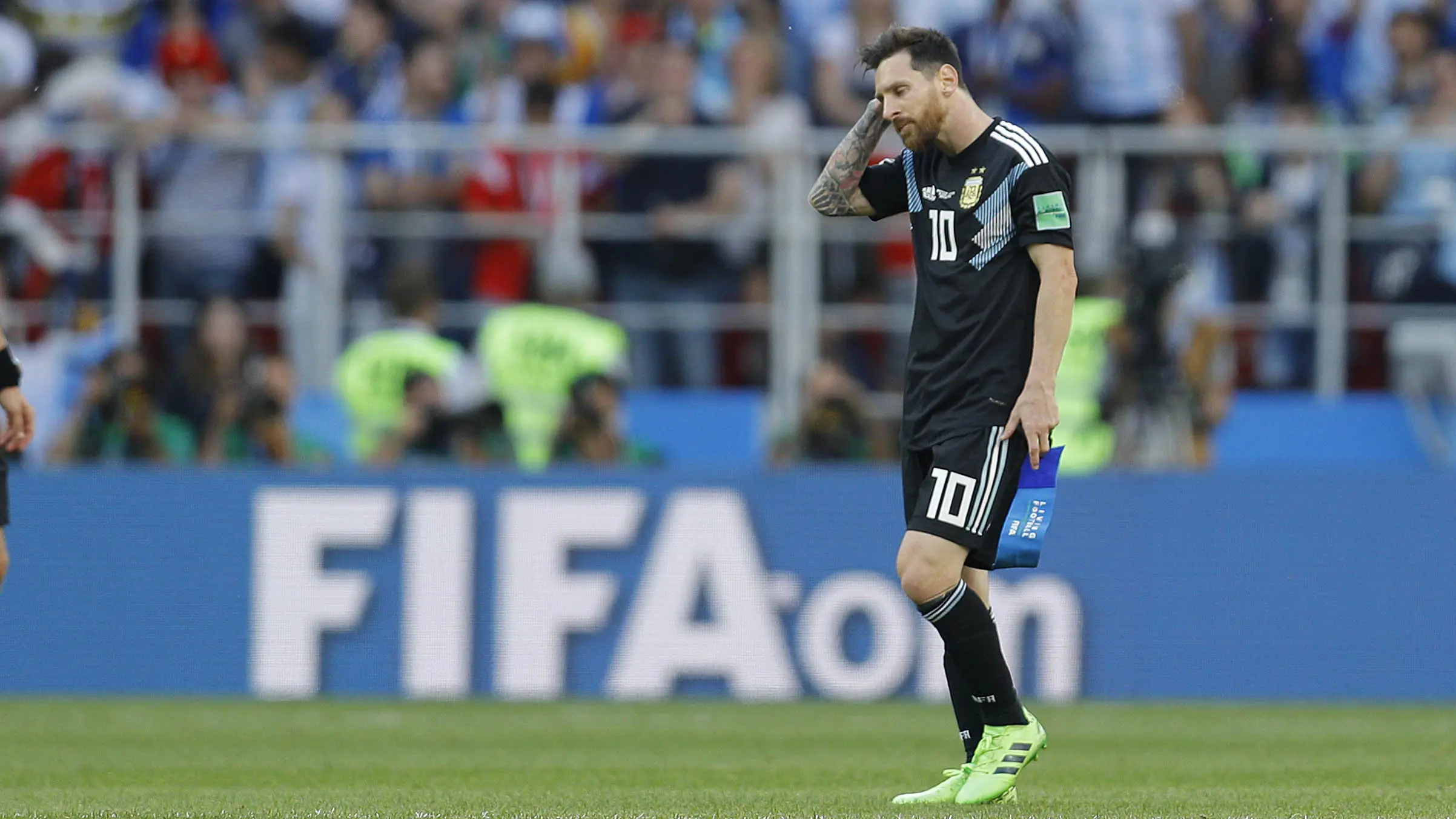 Striker Argentina, Lionel Messi, tampak kecewa usai gagal mengalahkan Islandia pada laga Piala Dunia di Stadion Spartak, Sabtu (16/6/2018) (AP/Victor Caivano)