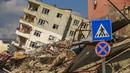 Sebuah bangunan hancur bersandar di rumah menyusul gempa di Samandag, Turki selatan, Rabu, 22 Februari 2023. Korban selamat dari gempa yang mengguncang Turki dan Suriah 15 hari lalu, menewaskan puluhan ribu orang dan menyebabkan ratusan ribu lainnya kehilangan tempat tinggal , menghadapi lebih banyak trauma dan kehilangan setelah gempa mematikan dan gempa susulan mengguncang wilayah tersebut. (AP Photo/Emrah Gurel)