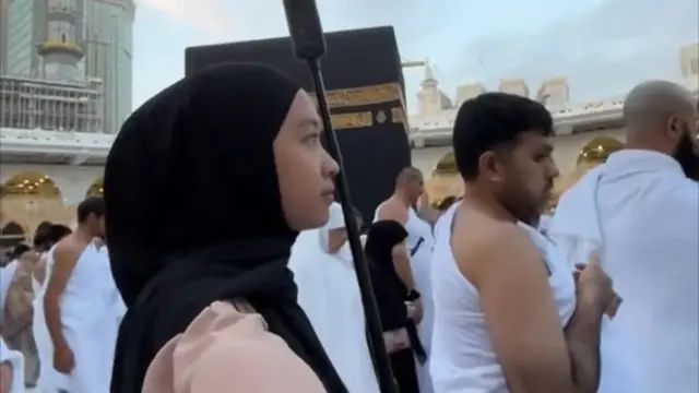 Influencer sibuk merekam dengan tongsis saat tawaf di Masjidil Haram