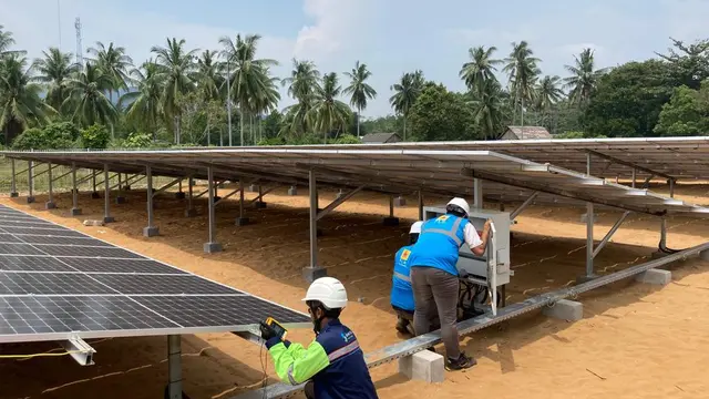 Petugas PLN melakukan pengecekan panel surya di PLTS Temajuk, Kabupaten Sambas, Kalimantan Barat untuk kelancaran pasokan listrik ke masyarakat.