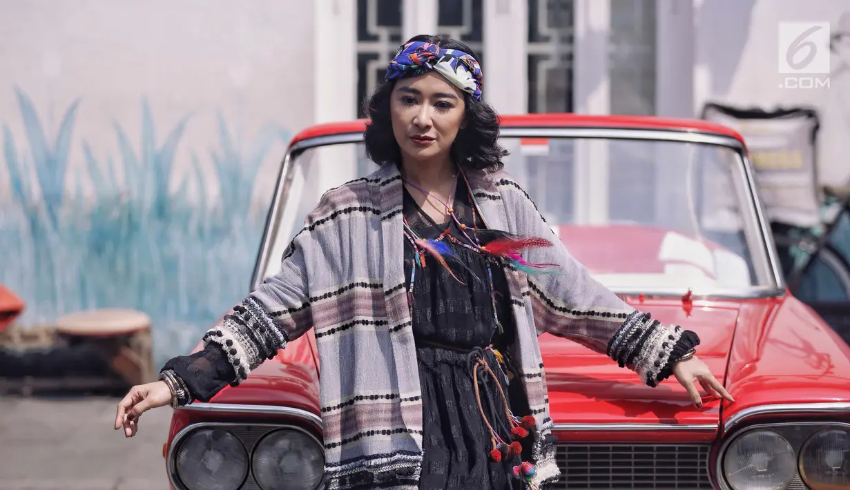 Penyanyi Uut Permatasari berpose saat pembuatan video klip terbarunya di kawasan Kota Tua, Jakarta, Kamis (5/7). Video klip tersebut berjudul 'hae hae' dari single terbaru Uut Permatasari. (Liputan6.com/Faizal Fanani)