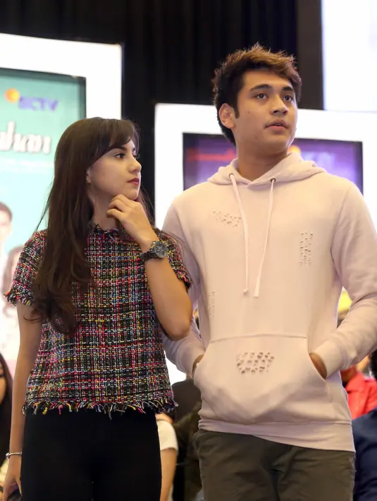 Tidak hanya bercanda, untuk menghilangkan rasa bosannya di tengah syuting Bella dan Gino juga saling memperhatikan soal penampilan mereka. Masukan dan saran juga saling diberikan oleh Gino dan Bella. (Nurwahyunan/Bintang.com)