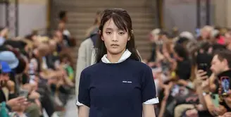 Minnie mengejutkan penggemar saat ia tampil perdana di panggung peragaan busana Miu Miu di Paris Fashion Week 2024 pada tanggal 1 Oktober. [Dok/Miu Miu dan @min.nicha].
