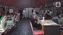 Pasien yang terpapar Covid-19 saat mendapatkan perawatan di dalam tenda darurat yang didirikan di RSUP dr Sintanala, Kota Tangerang, Rabu (30/6/2021). Tenda Darurat di RSUP dr. Sintanala langsung penuh hingga pasien yang terus berdatangan harus mengantri sampai keluar tenda. (Liputan6.com/Angga Yuni