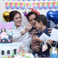 Di usianya yang ke-5 tahun, pasangan Nindy Ayunda dan Aska telah dikaruniai dua orang anak. Abhirama Danendra Harsono berusia 4 tahun dan Akifa Dhinira Parasady Harsono yang belum lama ini lahir. (Adrian Putra/Bintang.com)