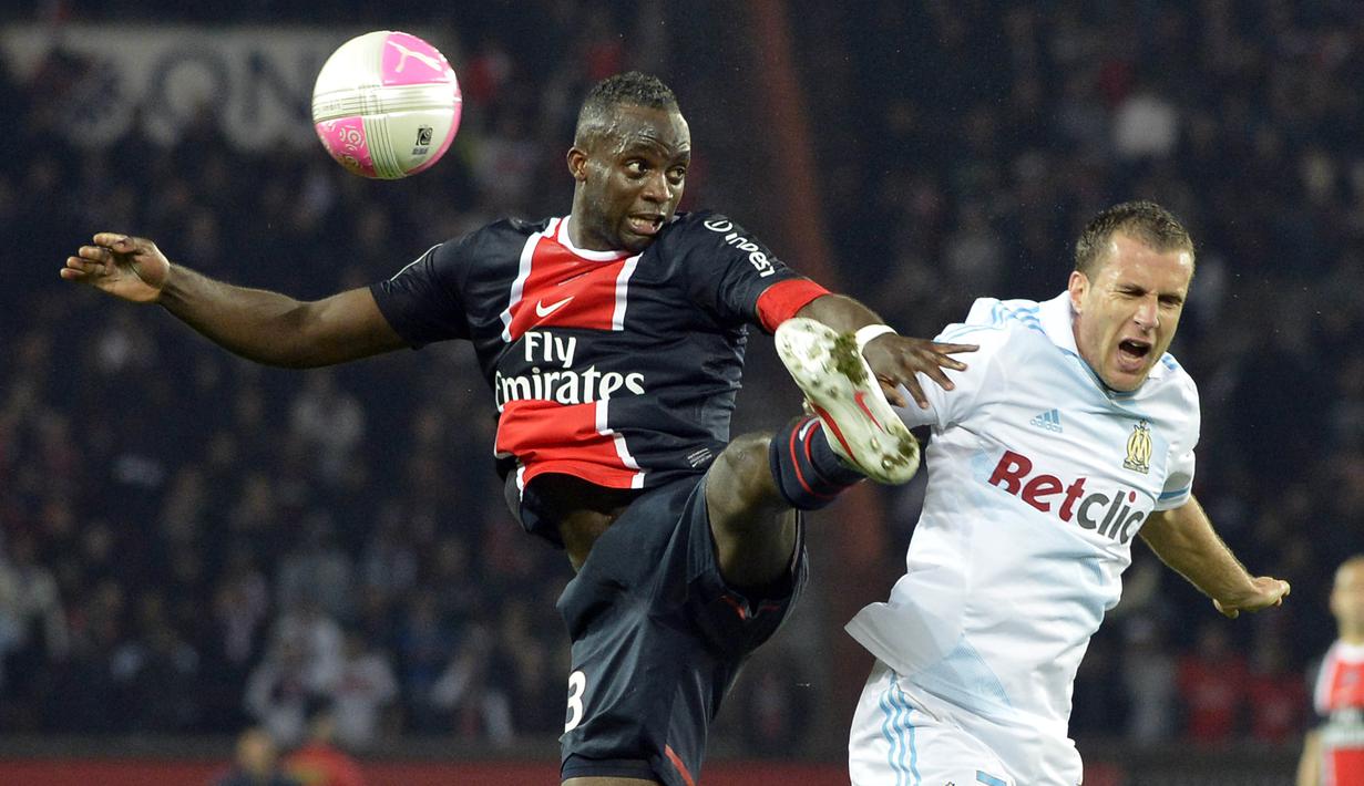 Tahun 2011 Mohamed Sissoko (kiri) dipinang PSG dengan nilai kontrak sebesar tujuh juta euro. Bersama PSG Sissoko tampil sebanyak 21 kai dan mencetak dua gol. (EPA/Stephane Reix)